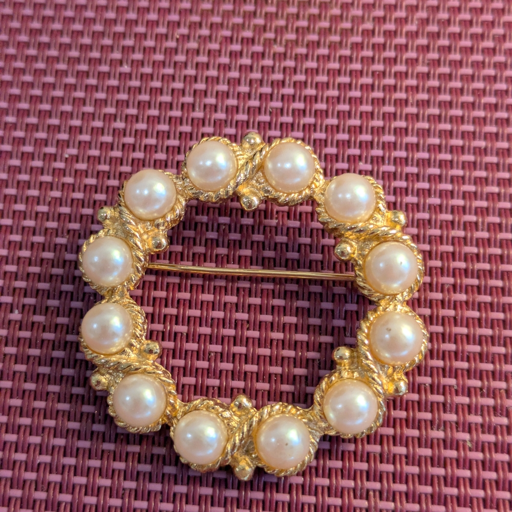 Luxurious Gold and Pearl Circle Brooch